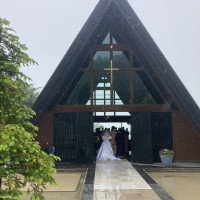 挙式当日は雨でしたが、三角屋根の教会はとてもオシャレです。