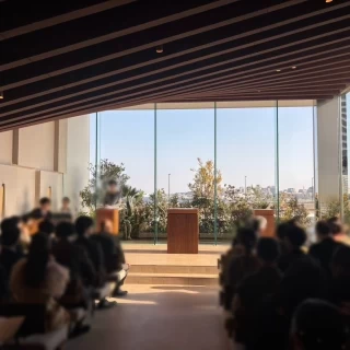 挙式会場は温かな雰囲気です