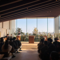 挙式会場は温かな雰囲気です