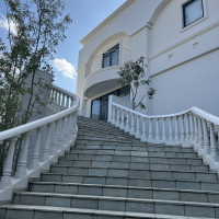 チャペルから披露宴会場へと続く大階段