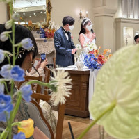 ゲストテーブル越しの新郎新婦