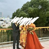 テラスで新郎新婦と
