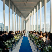 全面ガラス張りの式場