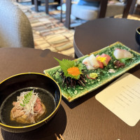 胡麻豆腐のなにかとお刺身。