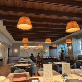 椅子やテーブルの配色がネイチャーカラーでとても落ち着けます。