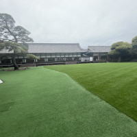 高い建物が見えない落ち着いた庭園