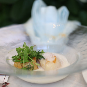 帆立貝のポワレと鶏モモ肉のコンフィカルダモンとオレンジの香り|760977さんのベイサイド迎賓館（鹿児島）/テイクアンドギヴ・ニーズウェディングの写真(2603255)