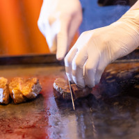 料理も目の前で焼く演出などで盛り上がります！