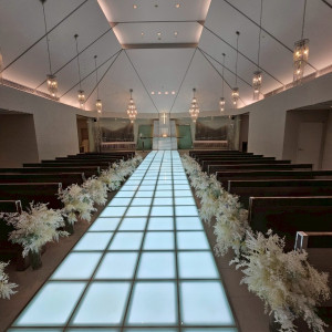 チャペルのバージンロードが光った様子|761095さんのアルカンシエル luxe mariage 名古屋（アルカンシエルグループ）の写真(2489648)