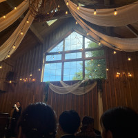 チャペルの参列椅子からの写真です。