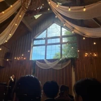 チャペルの参列椅子からの写真です。