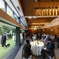 ゲストは室内とガーデンを行き来できる開放感のある会場
