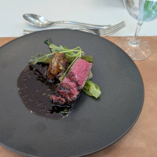 メインのお肉料理で、牛フィレ肉とフォアグラです。