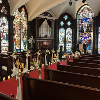 圧巻の360度ステンドグラス