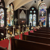 圧巻の360度ステンドグラス