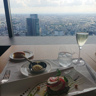 40階にあるBarでメイン料理を試食。