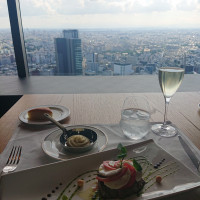 40階にあるBarでメイン料理を試食。