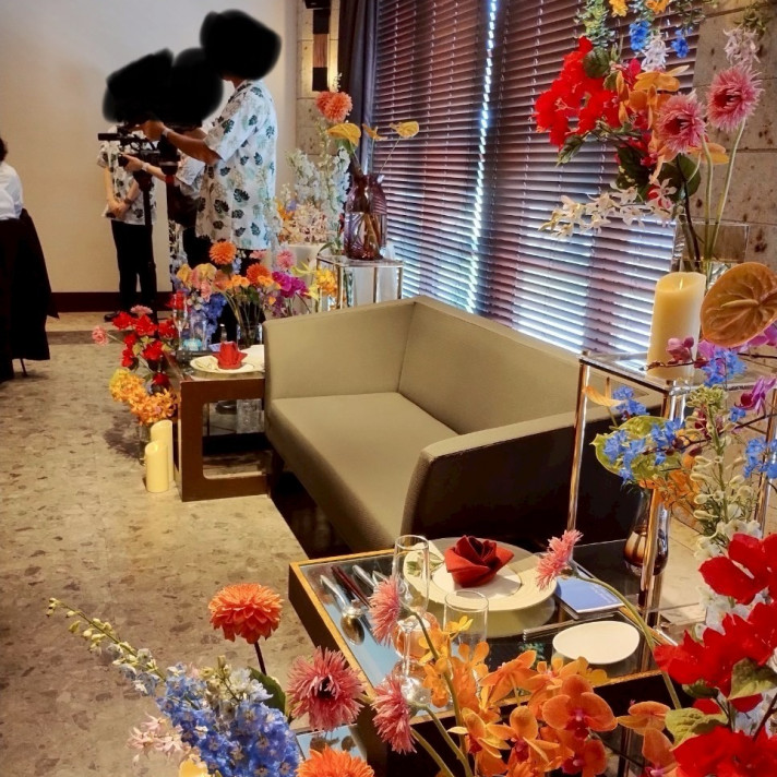 高砂の後ろにはフラワーカーテンをつけてもらいました