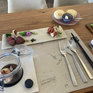 最初の見学でいろんなお料理を試食。おいしかったです。