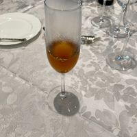 お祝いの金箔舞う　明治記念館特製コンソメスープ