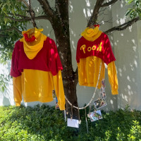 思い出の服を写真と一緒にガーデンに飾ってもらいました