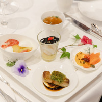 華やかな前菜、五感を使ってお料理を楽しめます
