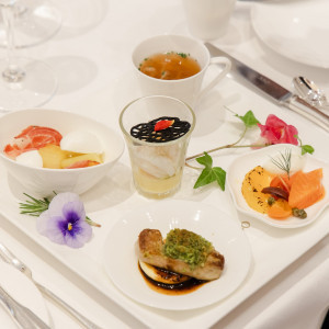 華やかな前菜、五感を使ってお料理を楽しめます|761437さんのリストランテASO (ひらまつウエディング)の写真(2490476)
