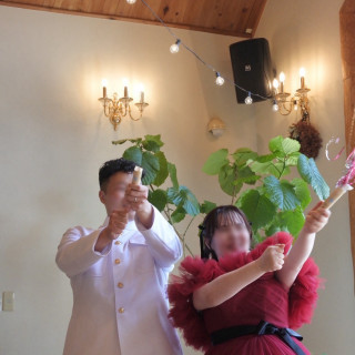 新婦が妊娠していたため赤ちゃんの性別発表をクラッカーで行った