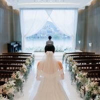 自然光が差し込む挙式会場