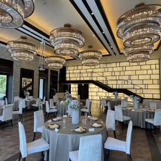 披露宴会場は階段演出がきれい