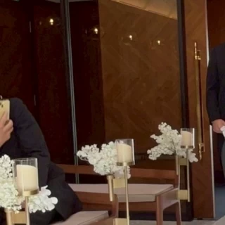 座席の端に花とキャンドル。