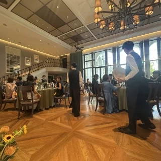 茶色が多く大人な雰囲気の披露宴会場です。