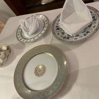 食器（撮影は試食時のテーブルなので披露宴会場ではないです）