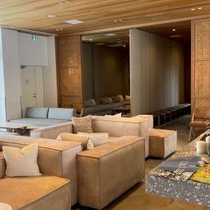 リゾートホテルの雰囲気。くつろげる待合室。奥は親族控室。|761664さんのWEEKEND HOUSE  （ウィークエンドハウス）の写真(2491462)