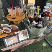お酒や生ハムの試食