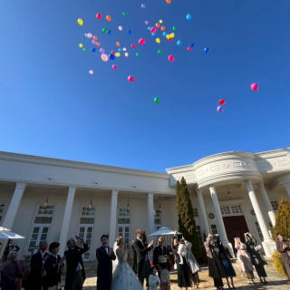 プールにバルーンを投げ入れる演出