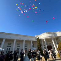 プールにバルーンを投げ入れる演出