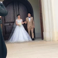 挙式を終えて外に出ると、ゲストの方々に迎えてもらえます。