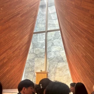 木目調の白いお花の装飾が映えるオシャレなチャペルです。