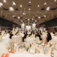 上限280名の広い会場です。奥の方が親族席です。