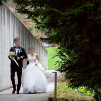 控室から教会までは歩いて移動します。