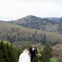 リゾート施設内の山々を背景にロケーションフォト