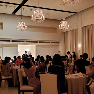 シャンデリアがたくさんの披露宴会場