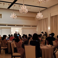 シャンデリアがたくさんの披露宴会場