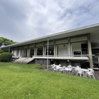 本館。ガーデンから見た外観