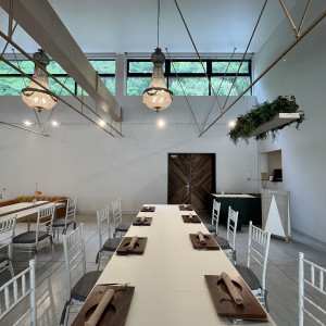 別館。会食ができる会場が2つあり、1つめ。白基調でナチュラル|761925さんの迎賓館の写真(2496586)