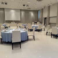 お花を飾る前の披露宴会場です。正面のカーテンが開きます。