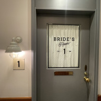 新婦控室と新郎控室は同じ部屋です！
ドアなどもおしゃれ!