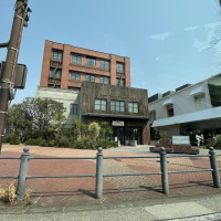 道路から見た式場