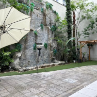 披露宴会場奥にある滝